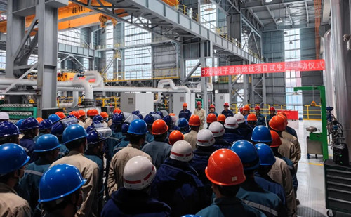 龍佰集團第一爐轉子級海綿鈦生產線投料成功